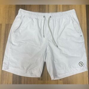 Vuori Kore Shorts Mens L White Lined Athletic Performance 7” Inseam V302